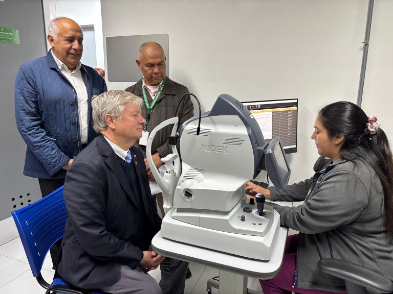 Municipio de Curicó presenta moderna cámara retinal para fortalece la detección temprana de enfermedades visuales