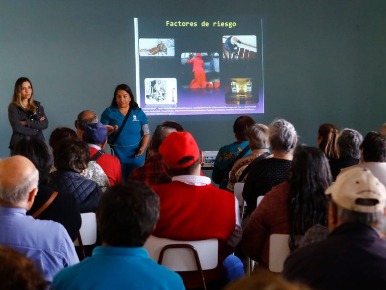 Departamento de Salud y Programa Vínculos fortalecen el autocuidado en personas mayores