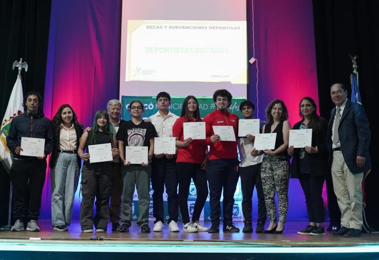 Municipalidad de Curicó entregó 41 becas a deportistas destacados durante 2025