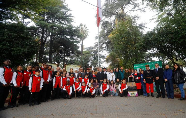 Destacan izamiento de la bandera en la Plaza de Armas de Curicó