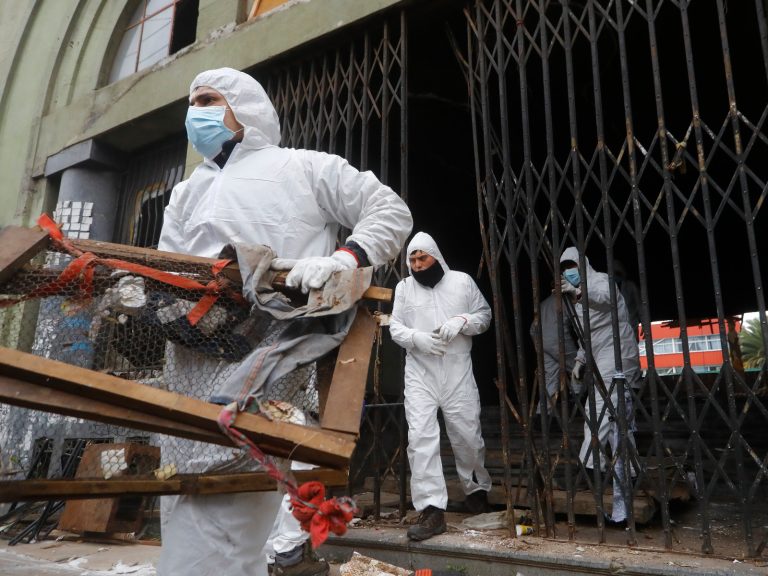 Municipalidad de Curicó realiza operativo de recuperación de espacios públicos