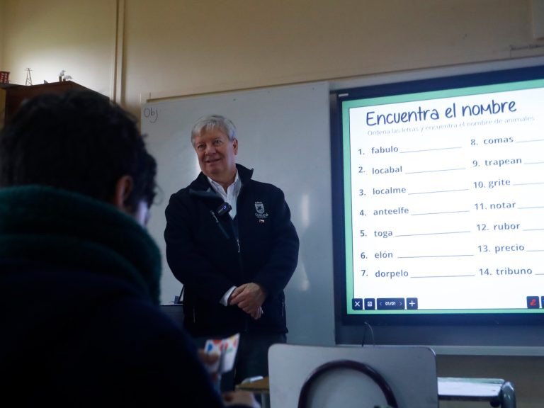Municipalidad de Curicó apuesta a la innovación en tecnología educativa con nuevas pantallas interactivas del Colegio El Boldo