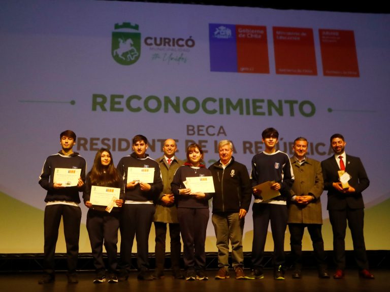 Beca Presidente de la República: Junaeb reconoce a más de un centenar de estudiantes curicanos