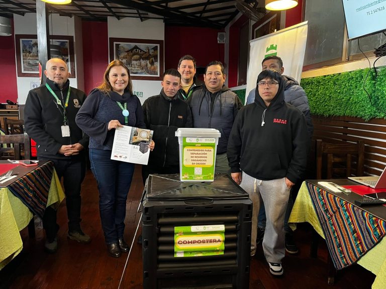 Medio Ambiente de la Municipalidad de Curicó capacitó en compostaje al Mejor Caldo 2026