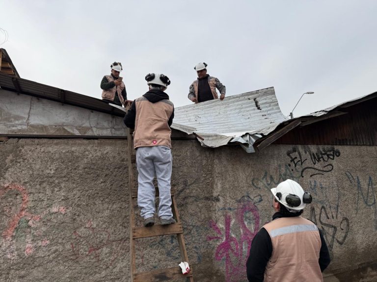 DIDECO de Municipio de Curicó y AIEP se unen para proteger los hogares de adultos mayores ante nuevas lluvias