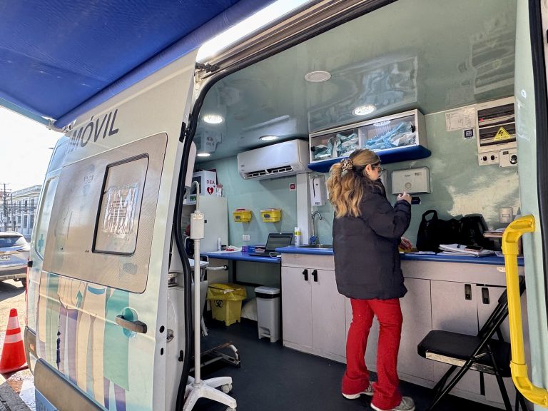 Clínica móvil del Departamento de Salud Municipal de Curicó realiza exámenes preventivos PAP gratis para mujeres.