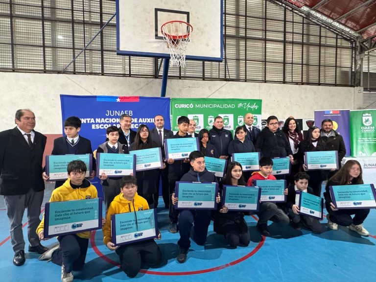 Estudiantes curicanos fueron beneficiados con computadores