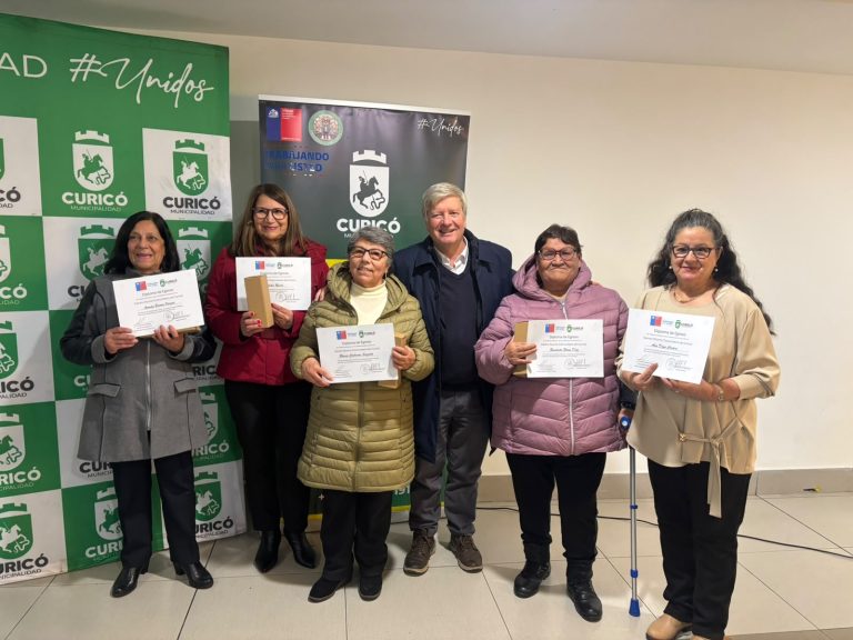 Centro Diurno Comunitario de Curicó realizó ceremonia de egreso