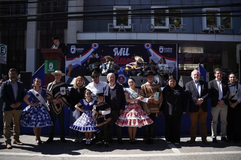 Curicó inicia programación de fiestas patrias con los Mil Pañuelos al Viento en Plaza de Armas