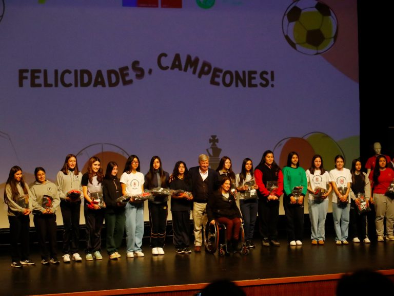 En Curicó se realiza la entrega de indumentaria deportiva a seleccionados del Maule sub- 14 que disputarán nacional